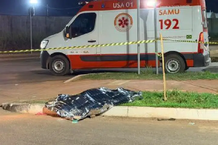 Mulher pula de moto, acaba atropelada e morre.