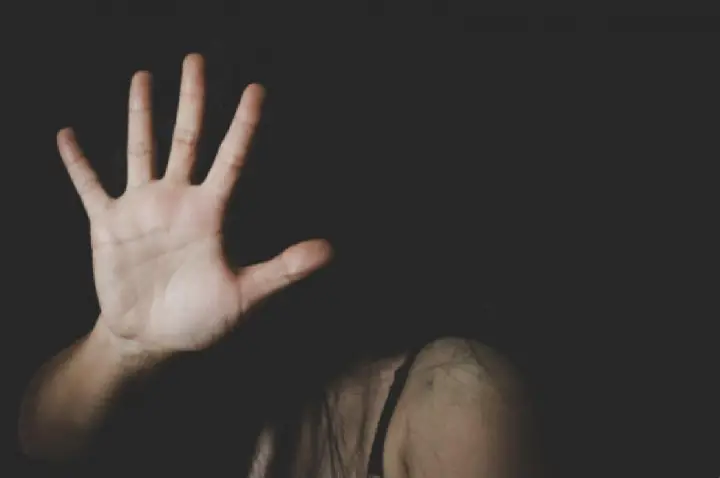 Mulher tem braço cortado após pedir para filho lavar louça.