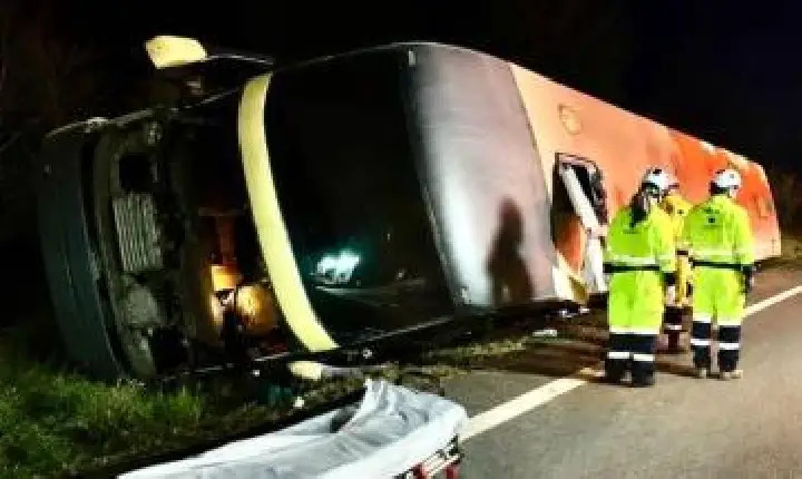 Ônibus de viagem tomba e deixa 9 feridos; um preso às ferragens.