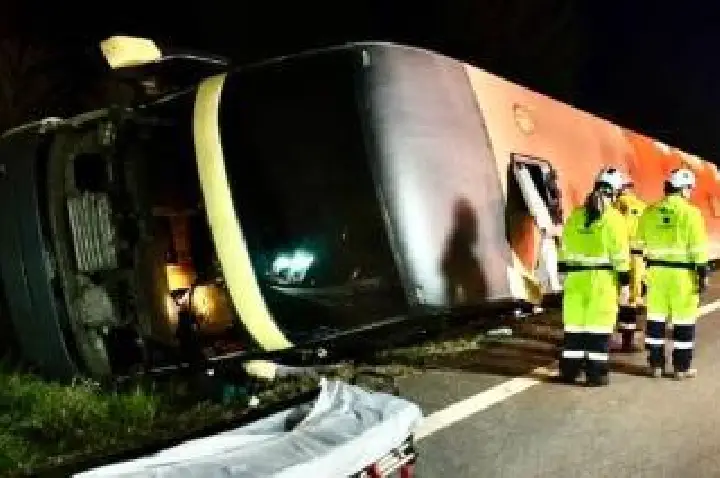 Ônibus de viagem tomba e deixa 9 feridos; um preso às ferragens.