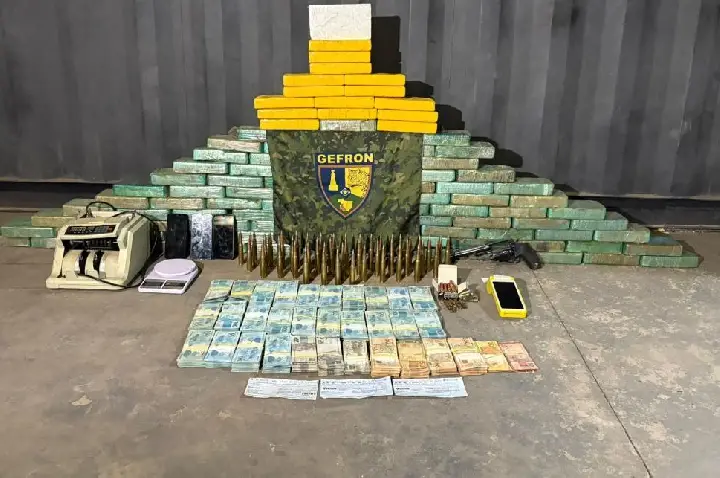 Operação apreende 107 quilos de drogas e causa prejuízo de R$ 2,4 milhões às facções criminosas.