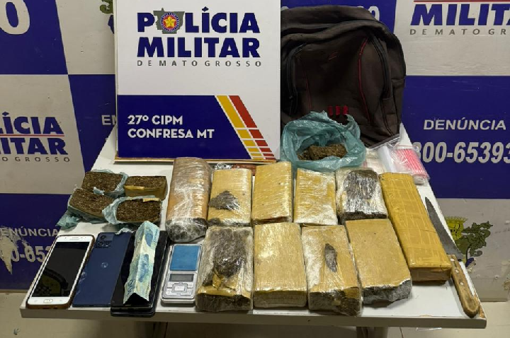PM apreende 10 tabletes de maconha e prende quatro faccionados.