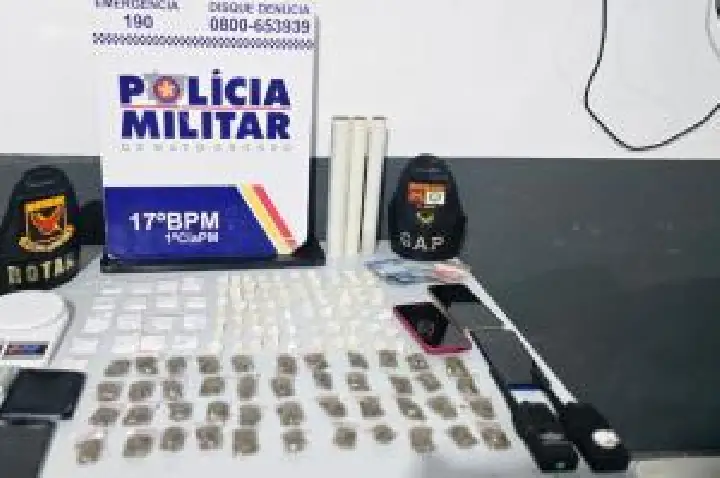 PM apreende 130 porções de drogas e prende traficante.