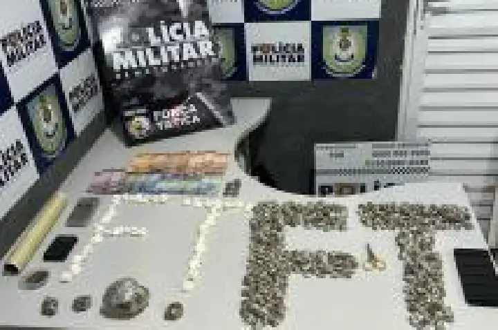 PM apreende adolescente de 13 anos com 379 porções de drogas.
