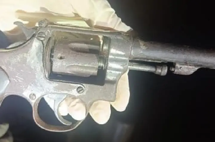 PM apreende arma de fogo com faccionado durante abordagem.