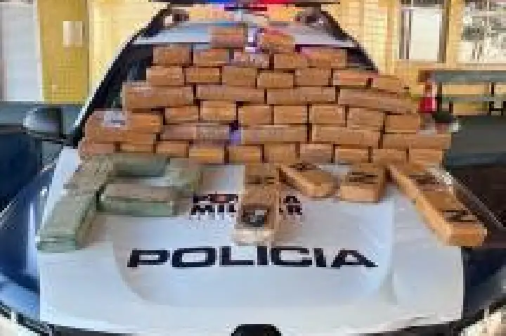 PM e PRF atiram em pneus de caminhão na BR-364 e apreendem 62 tabletes de drogas.