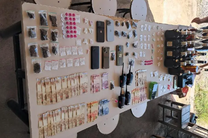 PM encerra festa de facção criminosa que tinha drogas e presença de adolescentes em Barra do Bugres.
