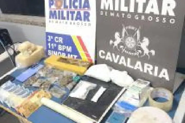 PM flagra usuário, encontra 'boca de fumo' e prende dois traficantes.