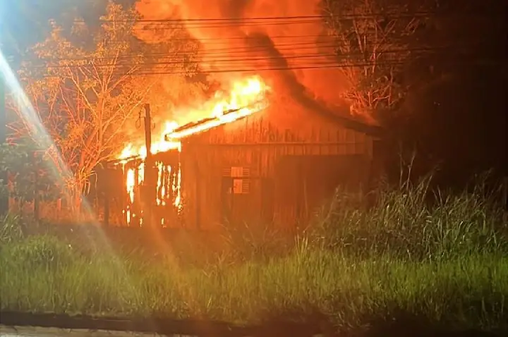 PM prende homem por agredir e incendiar residência da própria mãe.