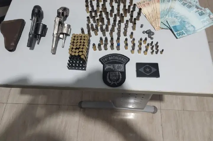 PM prende homem por ameaçar companheira e apreende armas e 141 munições.