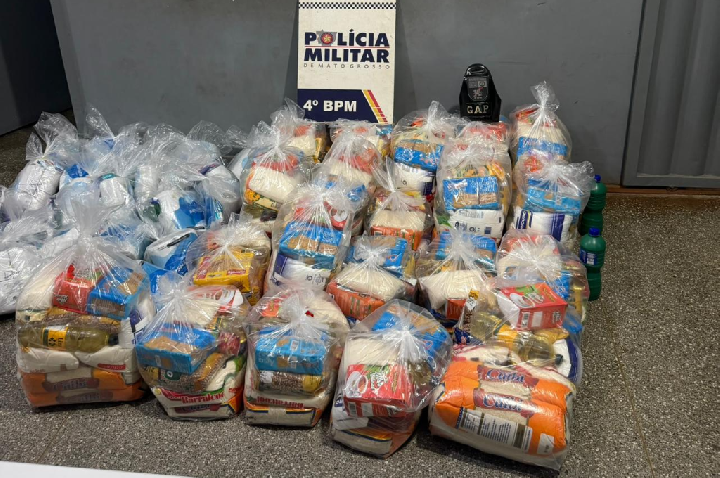 PM prende mulher e apreende 45 sacolões com alimentos e produtos de limpeza de facção criminosa.