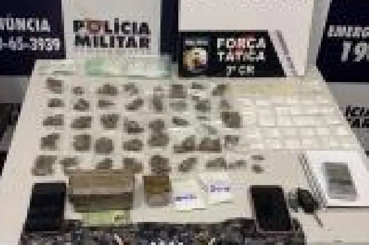 PM prende quatro suspeitos e apreende drogas durante operação contra o tráfico.