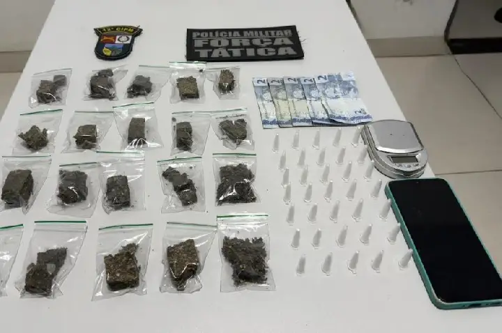 PM prende suspeito por tráfico de drogas e apreende 55 porções de entorpecentes.