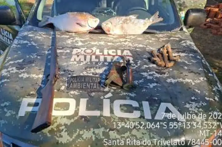 Polícia Ambiental apreende armas, peixes proibidos e partes de animal silvestre.