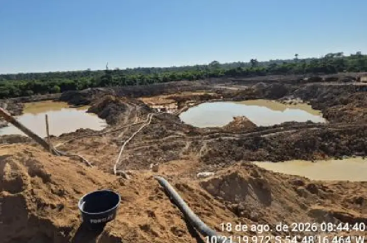Polícia Ambiental fecha garimpo ilegal e apreende máquinas.