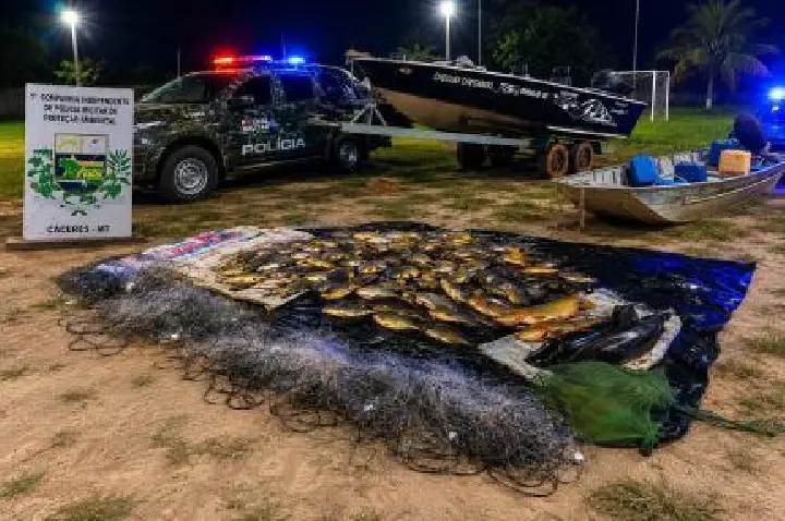 Polícia apreende 130 quilos de pescado ilegal e flagra pesca predatória em Cáceres.