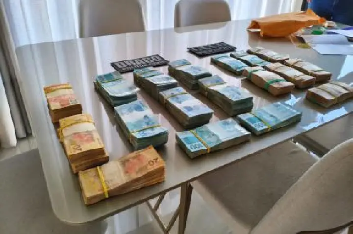Polícia apreende R$ 240 mil em espécie durante operação contra lavagem de dinheiro.