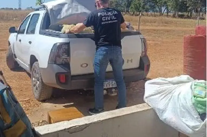 Polícia Civil acompanha retirada de pertences de vítima de violência doméstica.