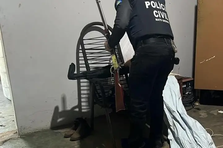 Polícia Civil apreende arma de fogo com suspeito de violência doméstica.