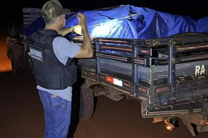 Polícia Civil apreende carga de madeira ilegal em Vila Bela da Santíssima Trindade.
