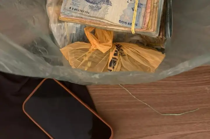 Polícia Civil apreende três veículos, joias e cerca de R$ 53 mil em dinheiro durante operação.