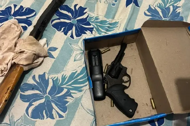 Polícia Civil combate membros de facções criminosas rivais responsáveis por homicídios e tráfico.