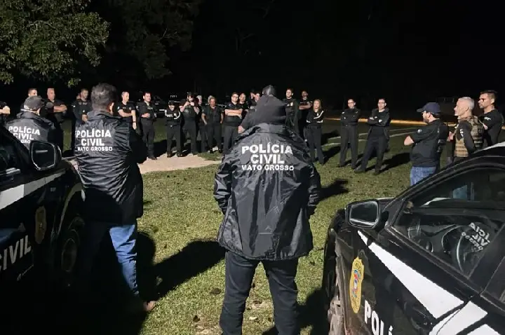 Polícia Civil cumpre 20 ordens judiciais contra investigados por tráfico de drogas.