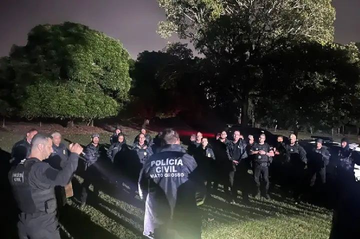 Polícia Civil cumpre 26 ordens judiciais contra grupo criminoso envolvido com tráfico de drogas.