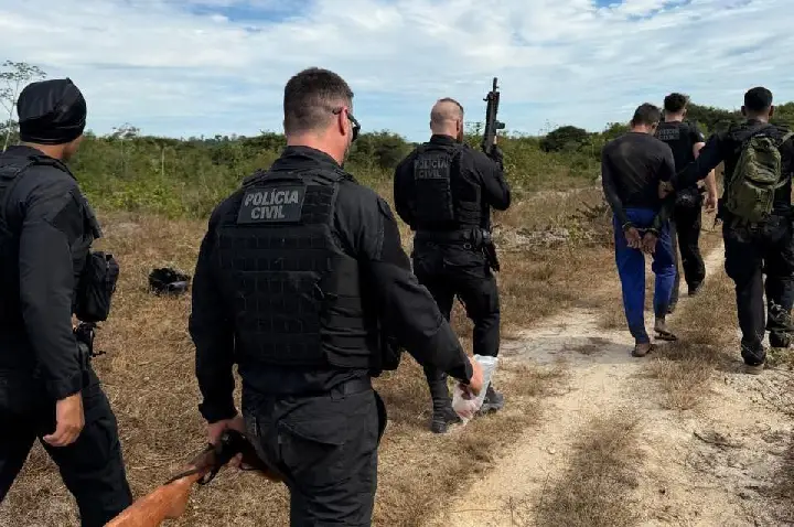 Polícia Civil cumpre 40 ordens judiciais em Paranaíta durante operação contra tráfico de drogas.