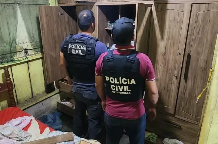 Polícia Civil cumpre mandado de busca e apreensão em Comodoro e apreende armas de fogo e munições.