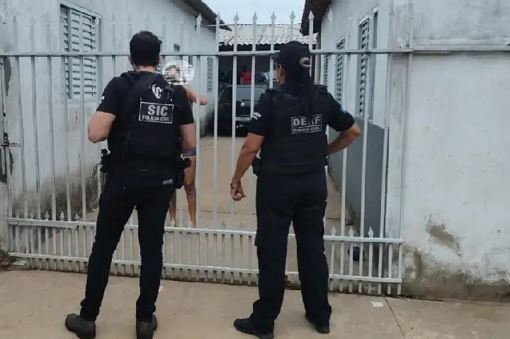 Polícia Civil cumpre mandados contra grupo criminoso especializado em golpes da Falsa Central Financeira.