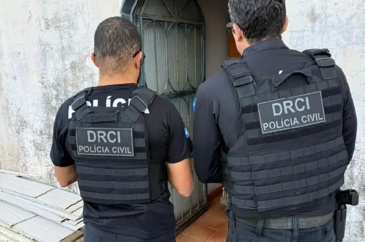 Polícia Civil cumpre mandados contra investigados por produção e armazenamento de pornografia infantil.