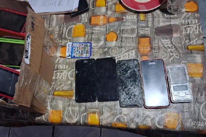 Polícia Civil cumpre mandados contra membros de facção investigada por envolvimento em roubos.
