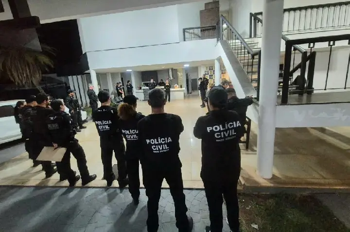 Polícia Civil deflagra operação contra facção criminosa que utilizava bingos para lavagem de dinheiro em MT.