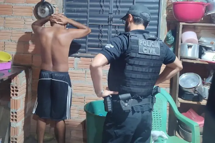 Polícia Civil desarticula esquema de tráfico de drogas ligado a facção criminosa.