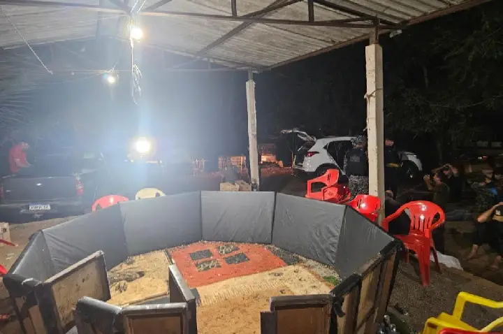 Polícia Civil desarticula rinha de galos e conduz 17 pessoas à delegacia.