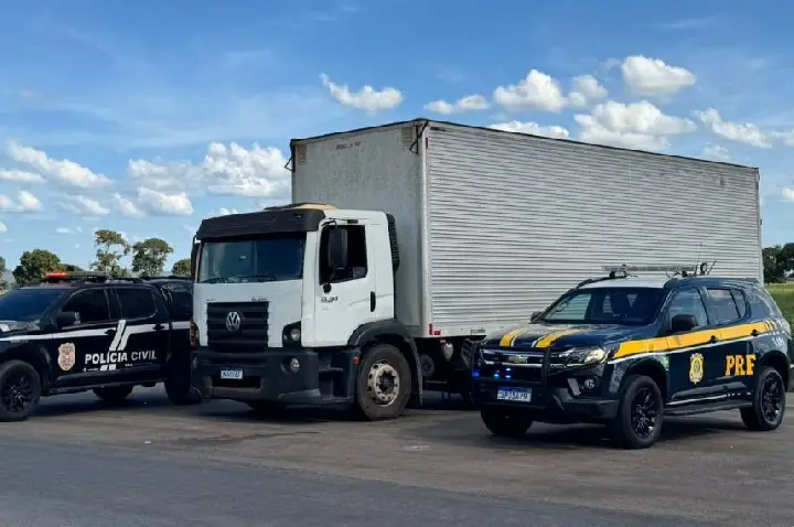 Polícia Civil e PRF apreendem caminhão carregado de alimentos pertencente a facção criminosa em Cáceres.