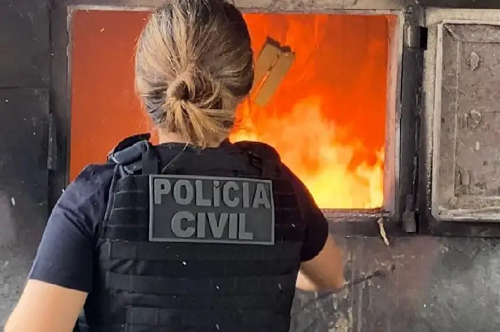 Polícia Civil incinera cerca de 40 quilos de entorpecentes apreendidos.