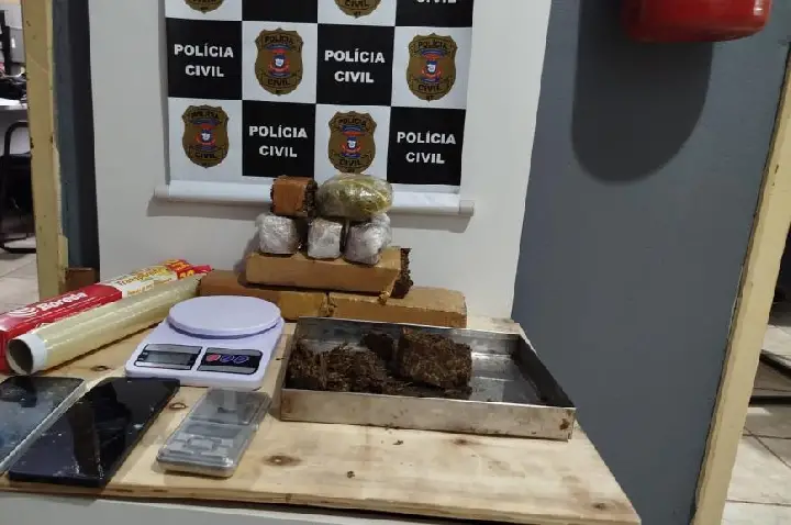 Polícia Civil localiza depósito de drogas enterrado em meio a mata.