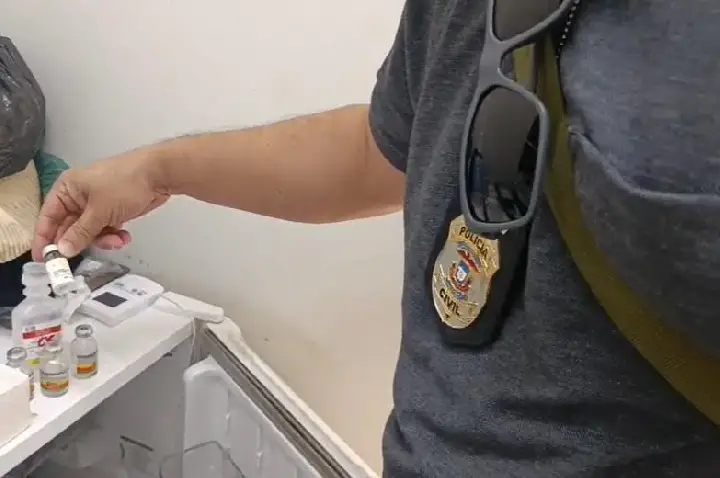 Polícia Civil prende enfermeira por exercício ilegal da medicina e comercialização de medicamentos irregulares.