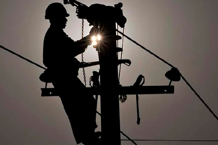 Polícia Civil prende funcionários de concessionária de energia por exigir valores de empresário.