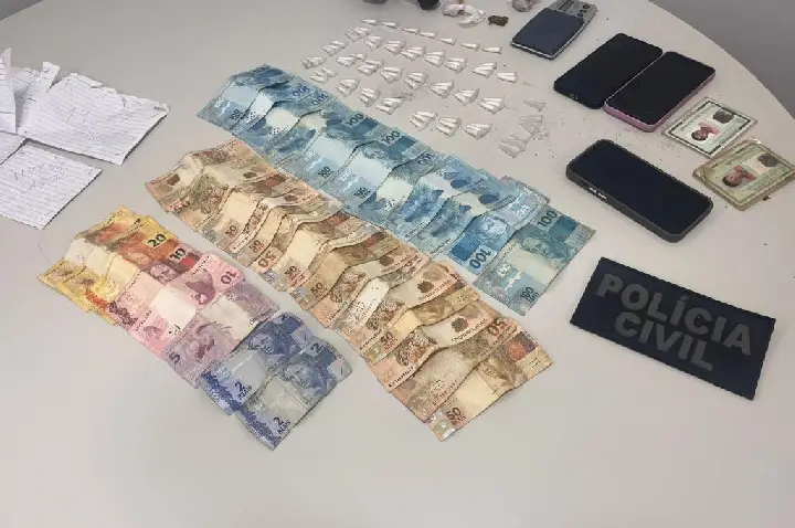 Polícia Civil prende mulher membro de facção por tráfico de drogas, associação criminosa e porte de arma.