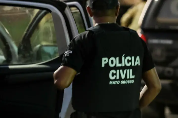 Polícia Civil prende suspeito de descumprir medida protetiva e perseguir ex-companheira.