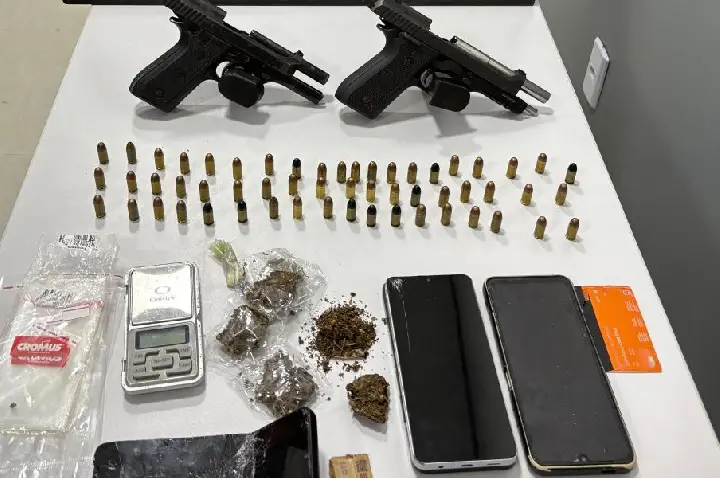 Polícia Civil prende suspeitos por tráfico de drogas, associação criminosa e porte ilegal de arma de fogo.