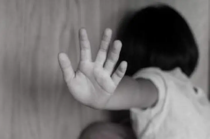 Polícia Civil prende vendedor investigado por armazenar e comercializar pornografia infantil.