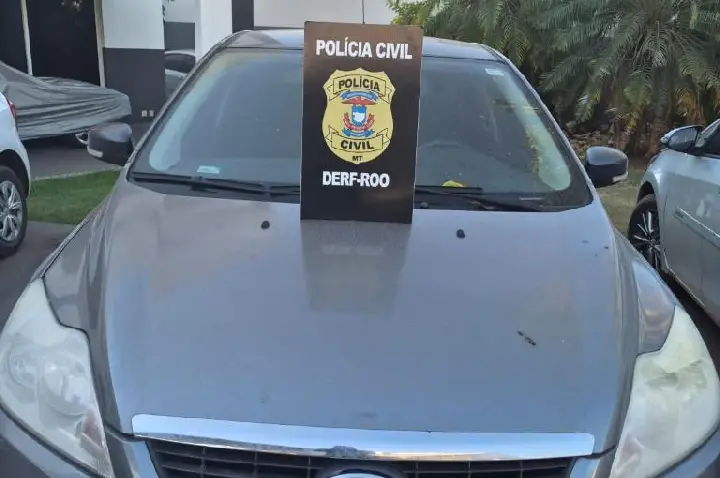 Polícia civil recupera veículos que haviam desaparecido após serem levados a mecânico.