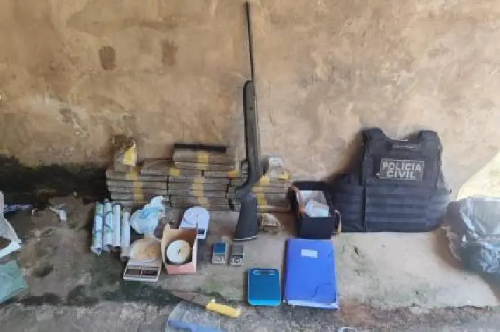 Polícia desarticula esconderijo de facção e apreende drogas, arma e dinheiro.