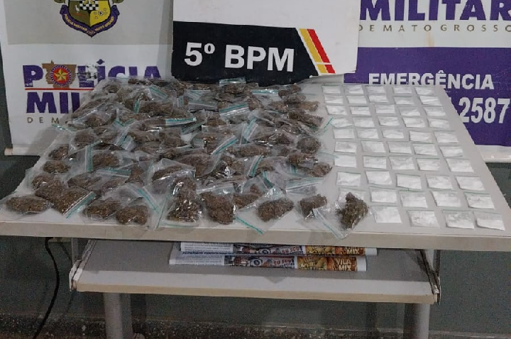 Polícia Militar apreende 151 porções de drogas com motociclista.