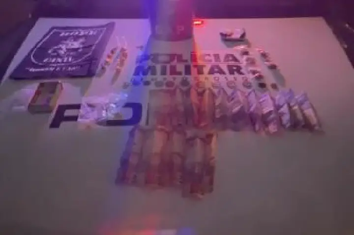 Polícia Militar apreende 17 porções de drogas e localiza dois suspeitos por tráfico.