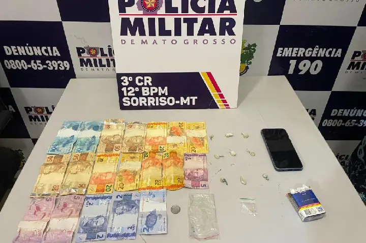 Polícia Militar apreende 28 porções de drogas e detém suspeitos por tráfico.